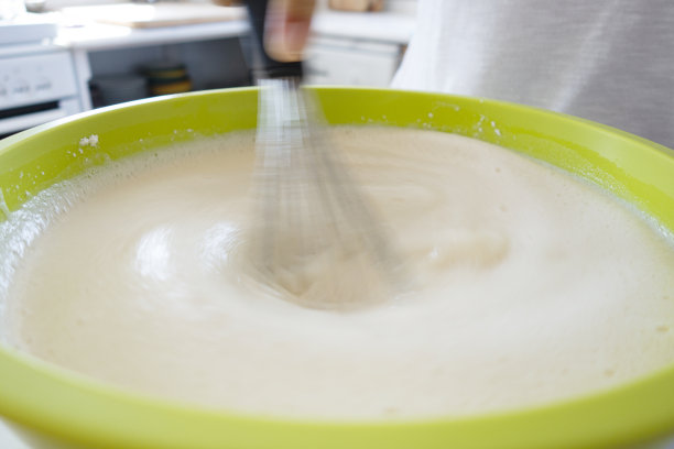 女子准备煎饼面糊图片下载