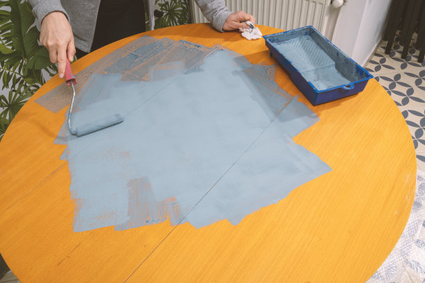 家居概念。绘画餐桌。图片下载