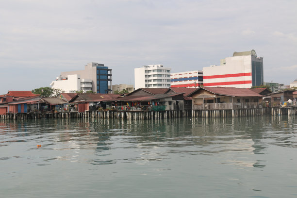 从马来西亚槟城的乔治城码头拍摄的美丽的远镜头图片下载
