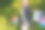 在公园的绿草地上，一个年轻女子带着笔记本电脑图片下载
