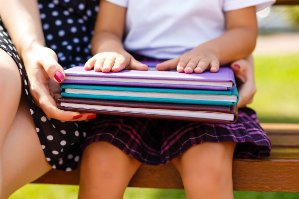 准备走路上学的小女孩图片下载