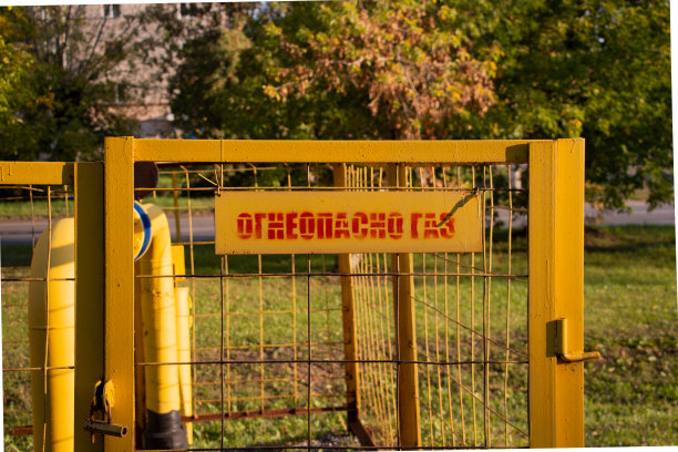 气体管道上的易燃标志图片下载