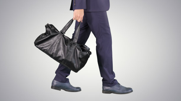 忙碌的人与皮包在梯度背景上行走素材图片