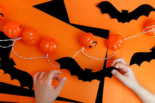 小男孩在玩诡异的万圣节装饰。图片下载