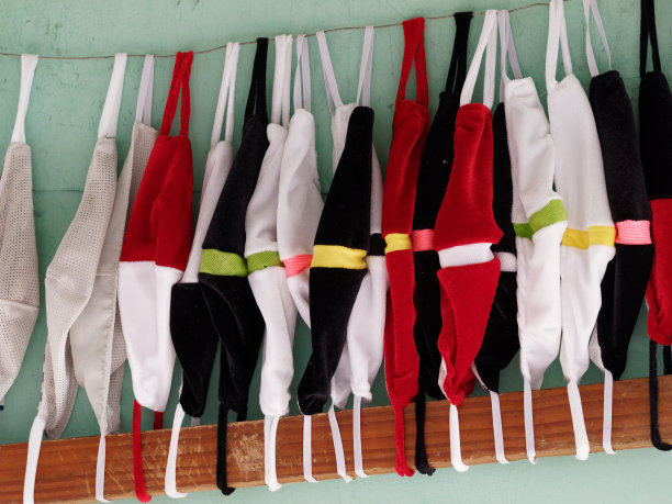 在街上卖自制防护口罩。图片下载