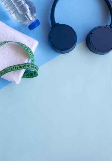 健身主题，蓝色背景上的运动配件。图片下载