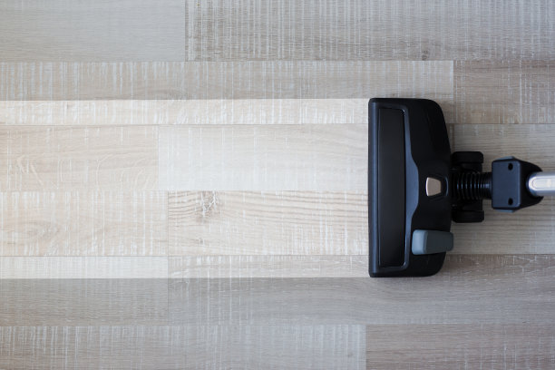 清洁前后概念-真空吸尘器在木地板上图片下载