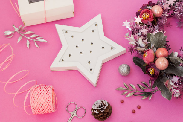 圣诞花环车间。手工制作的节日装饰。冬季节日装饰平淡。新年工艺顶视图图片下载