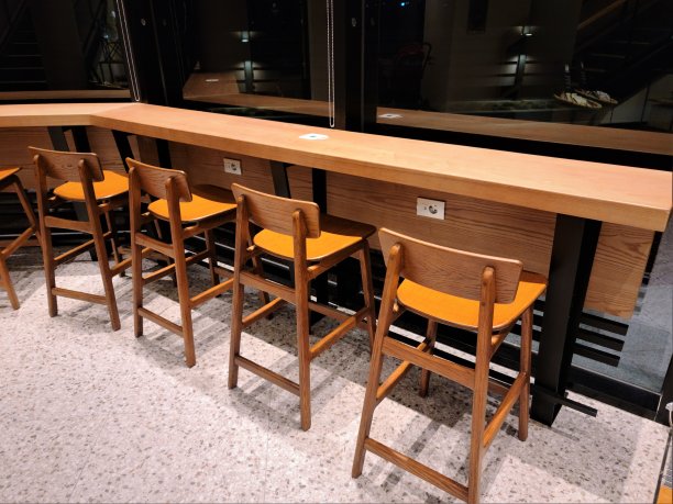 咖啡馆内部配备木制桌椅图片下载