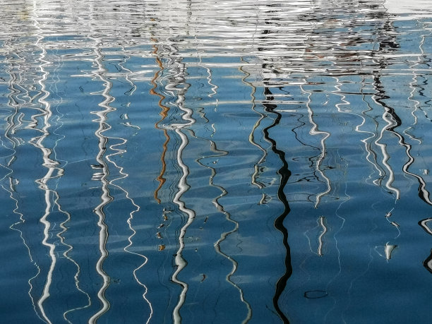 美丽的帆船在深蓝色的海水反射图片下载