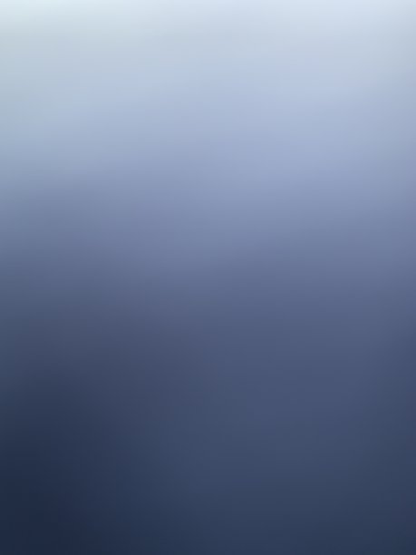 雾蒙蒙的风景，从深蓝色到蓝色的渐变图片下载