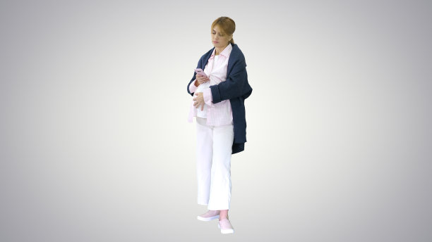 漂亮的孕妇用她的智能手机触摸她的腹部图片下载