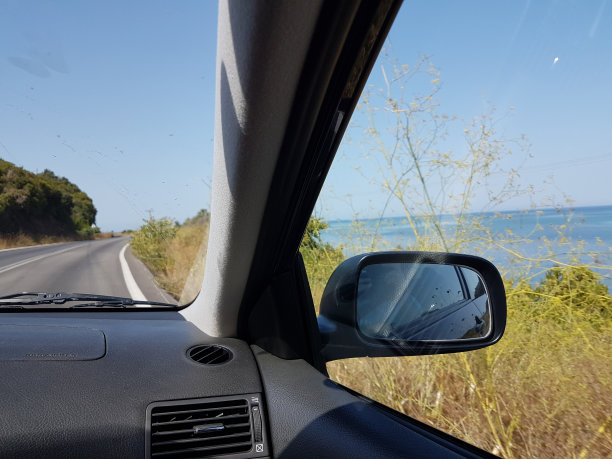 在希腊阿克修，道路交通信号在转弯前工作图片下载