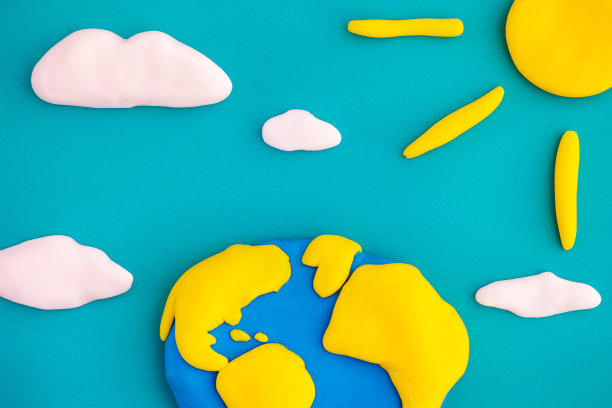 地球和太阳，天空中有云图片下载