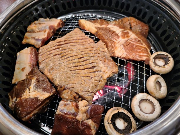 用传统韩国食物调味的猪肉图片下载