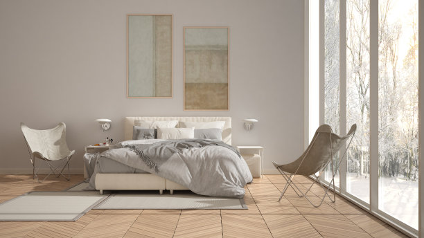 现代的白色极简主义卧室，双人床配有枕头和毯子，镶木地板，床头柜和地毯。全景窗与冬季全景树和雪，室内设计图片下载