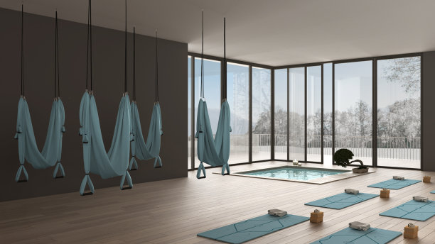 空的瑜伽工作室室内设计，最小的开放空间与垫子，吊床和配件，水疗池，盆景，准备瑜伽练习，全景窗与冬季全景图片下载