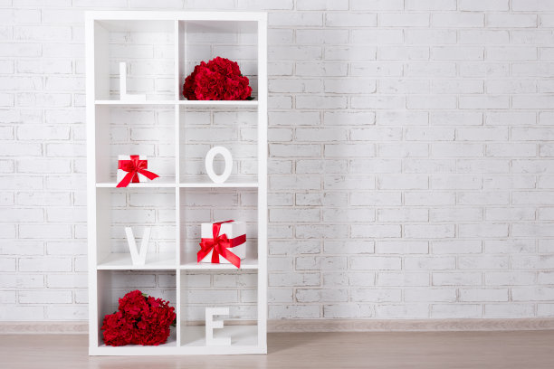 白色砖墙上装饰着鲜花和礼物的现代木架图片下载