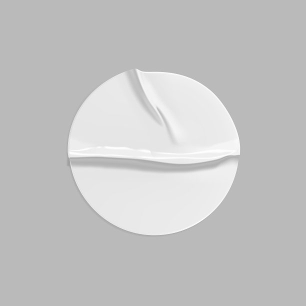 白色的圆皱巴巴的贴纸模型。不干胶白纸或塑料不干胶标签用胶粘，在灰色背景上起皱效果。标签或价格标签的空白模板。3 d现实的向量图片下载