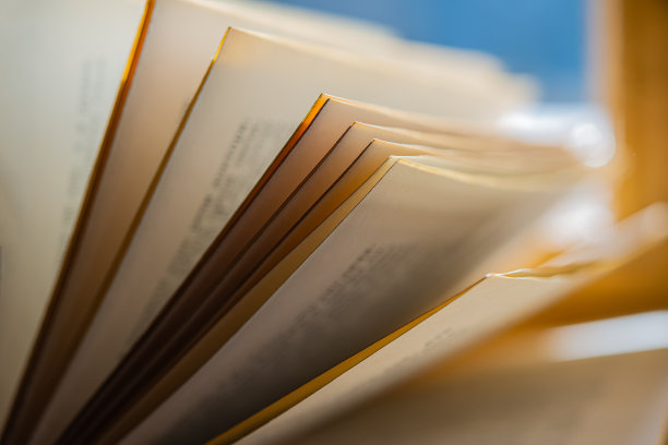 在清晨的阳光下，翻开一本古书的书页图片下载