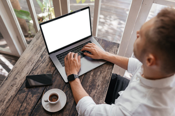 人用笔记本电脑裁剪视图复制空间，为您的文字或推广内容，手机图片下载