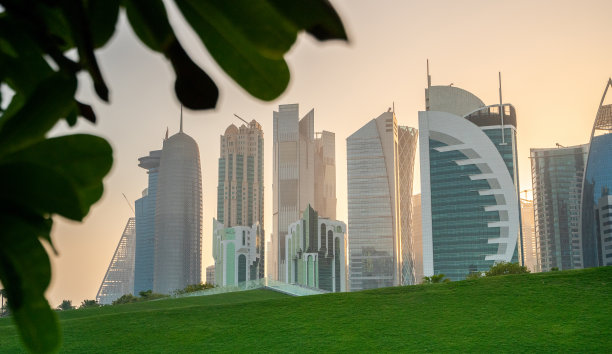 夏季夜晚卡塔尔多哈市的彩色天际线素材图片