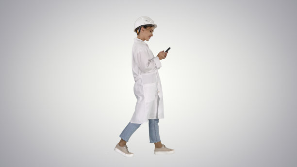 使用智能手机的女性科学家在渐变背景下行走图片下载