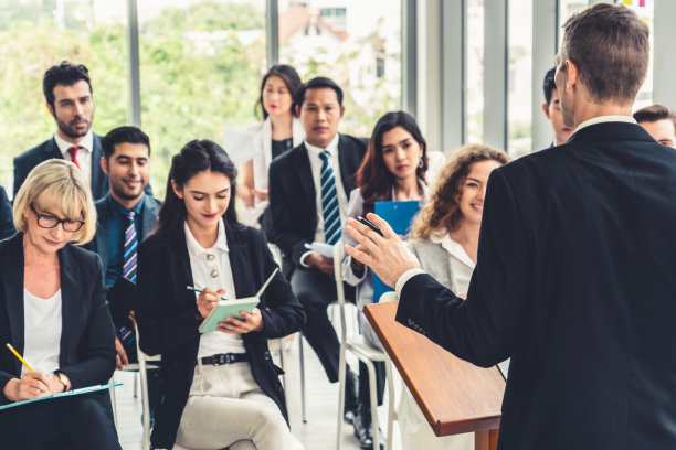 在研讨会上开会的一群商务人士图片下载