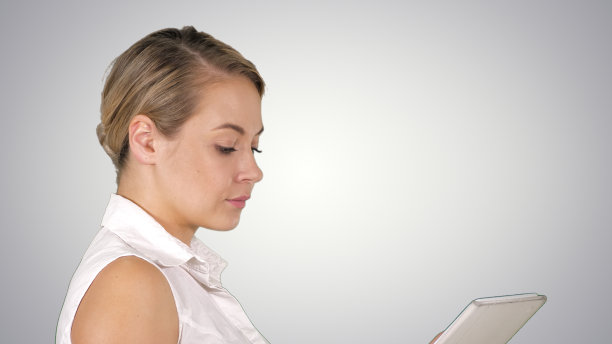 单身女孩边走边看在线媒体内容图片下载