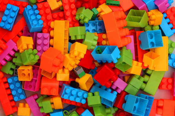 塑料玩具块多色儿童积木套装立方体。图片下载