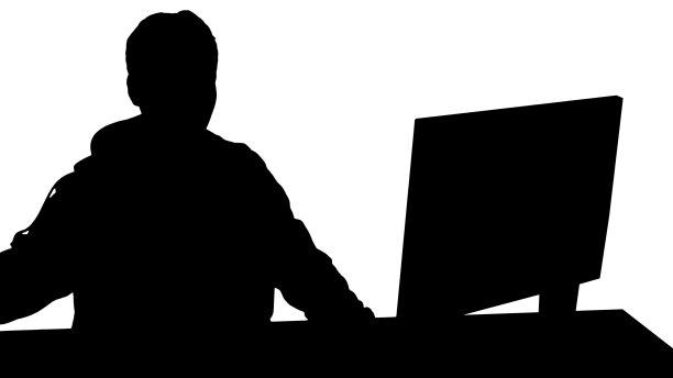 剪影玩家家伙戴着耳机在comp上玩视频游戏图片下载