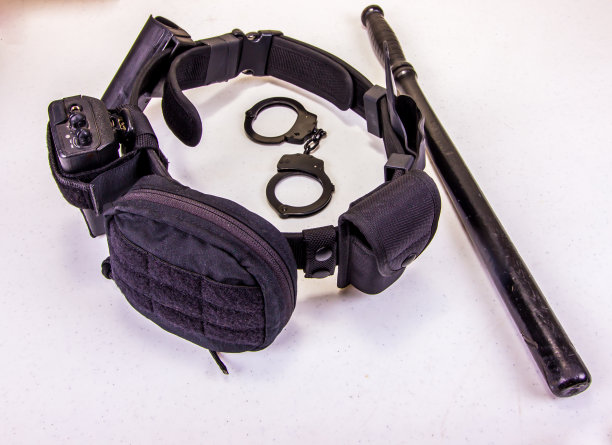 警用腰带，无线电，手铐和警棍图片下载