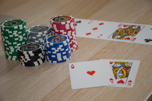 打牌和扑克筹码在桌子的背景图片下载