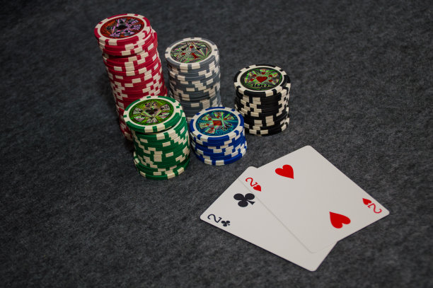 打牌和扑克筹码在桌子的背景图片下载