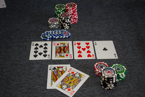 打牌和扑克筹码在桌子的背景图片下载