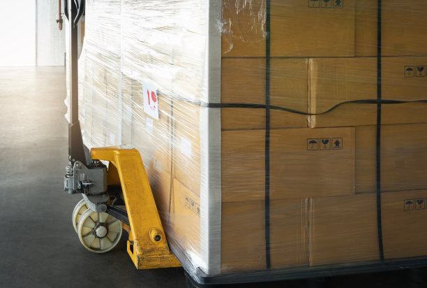 货物装运，商业仓储，手动托盘卡车用大箱托盘在仓库内储存货物。图片下载