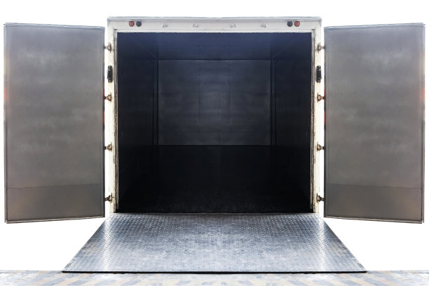 货运卡车，送货服务。卡车开门货物集装箱。载货卡车内部装载货物。图片下载