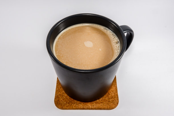 一杯三合一的咖啡在马克杯顶部和正面视图图片下载