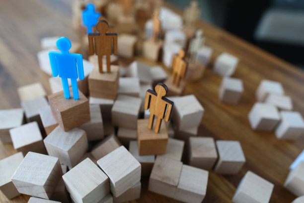 讲台上的人体模型放在桌子上图片下载