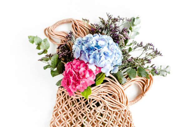 美丽的绣球花束在一个串，环保袋在白色的背景。平躺，俯视图图片下载