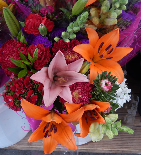 粉红色的木槿和橙色的玫瑰花束图片下载