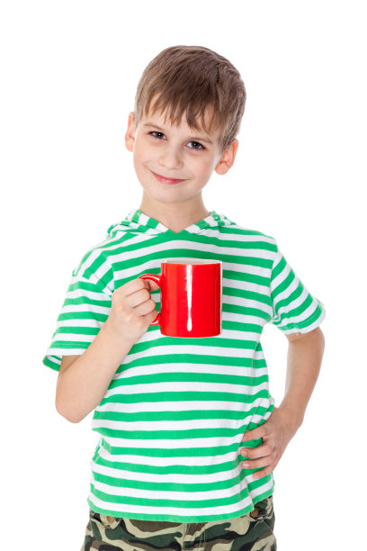 拿着红杯子的男孩图片下载