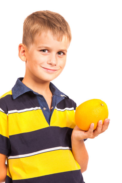 拿着橘子的男孩图片下载