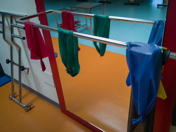 医疗中心物理治疗用红、绿、蓝松紧带图片下载