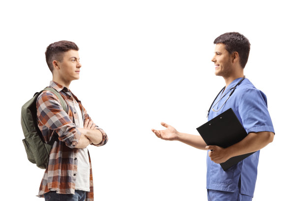 穿着蓝色制服的医生在和一个学生谈话图片下载