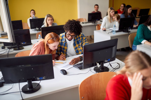 年轻人在课堂上学习图片下载