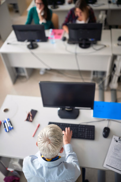 俯视教授和学生在教室里图片下载