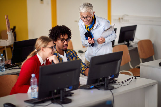 教师在计算机上查找学生图片下载