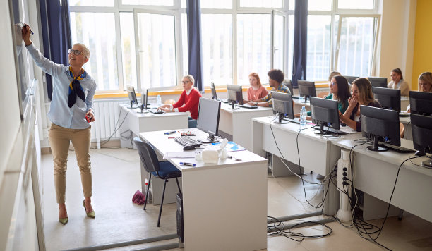 教授在课堂上写黑板图片下载