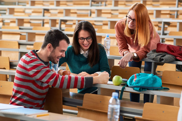 开朗的男生和女生在露天剧场图片下载
